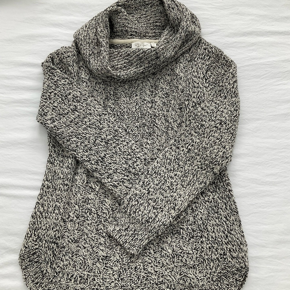 RD Style size M cowl neck sweater. Only worn once! Great condition!
